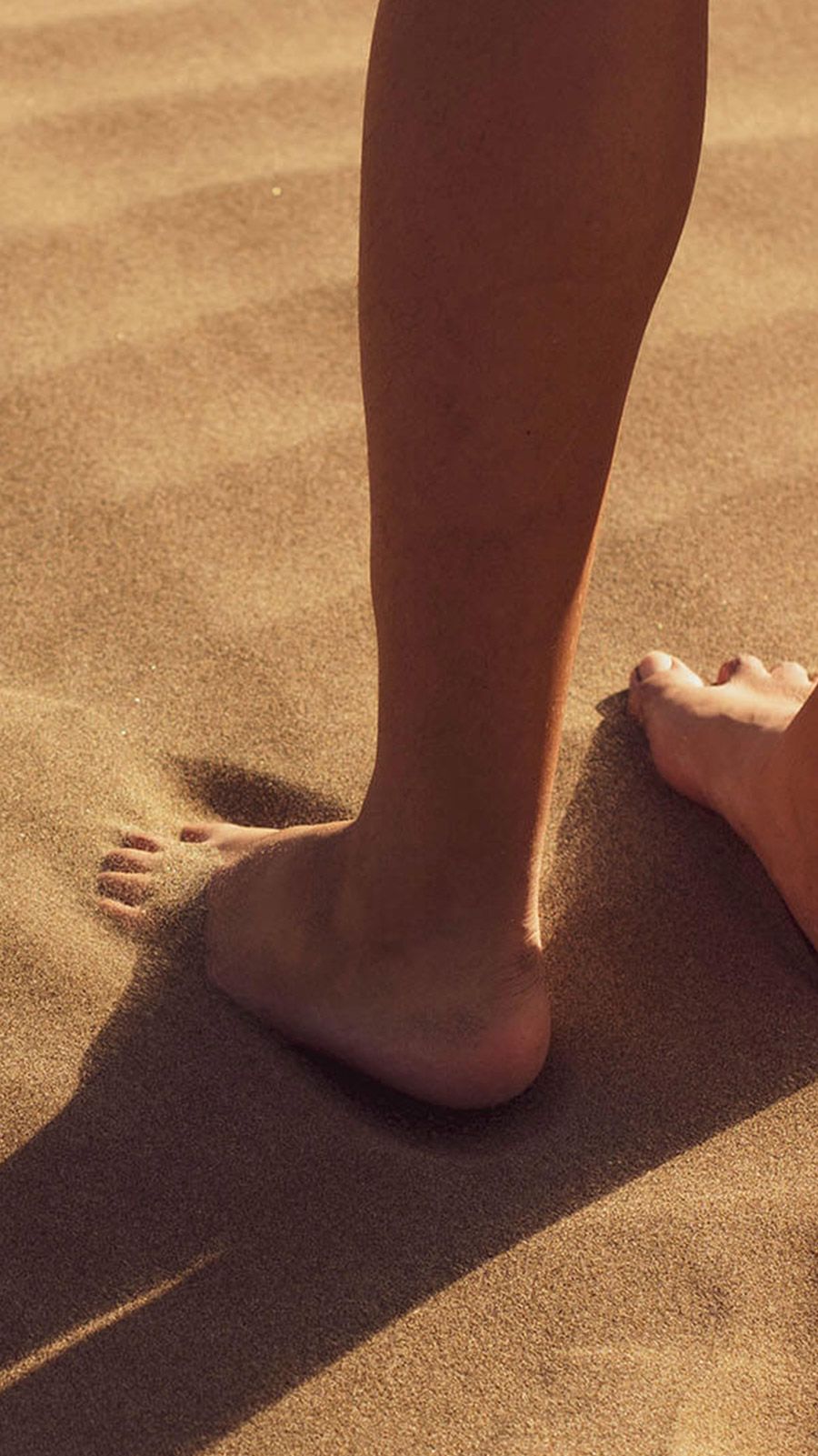 Frau die durch Sand läuft